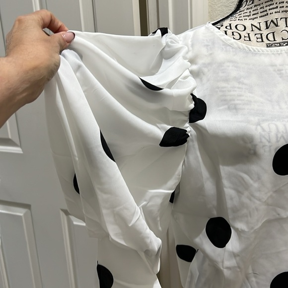 💥REDUCED💥La Vie Top, long balloon sleeves black dots Super cute NWT - Picture 3 of 5